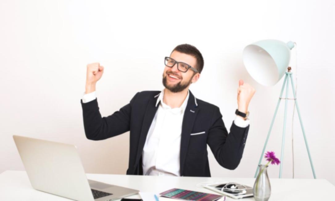 Financial presentation workshop with business professionals reviewing data visualization techniques